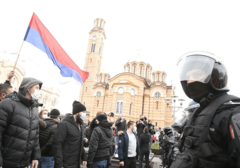 "Nismo mi najgubaviji" Policija i žandarmerija ispraćeni gromoglasnim aplauzom nezadovoljnih ugostitelja i građana