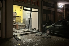  Pijani vozač polupao osam vozila i četiri izloga u Doboju (FOTO/VIDEO)