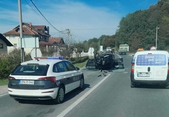 Teška saobraćajna nesreća od Gračanice: Sudar tri vozila jedno završilo na krovu