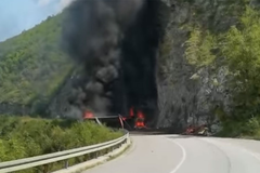 Težak udes: Kamion se prevrnuo i izgorio, vozač teže povrijeđen (VIDEO)