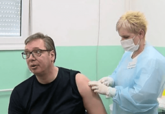 Građani ga dočekali ispred ambulante: Vučić revakcinisan u Pukovcu