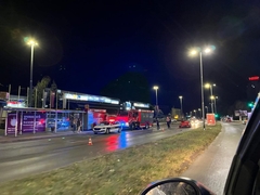 Nesreća u Tuzli: Vatrogasci rezali automobil kako bi došli po povrijeđenih osoba (FOTO)