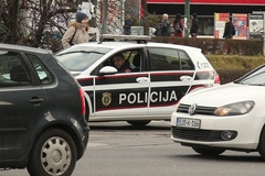 Sumnja se da je imao infarkt: Vozač automobila udario u stub, pa sletio u park