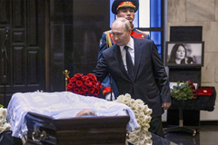 Predsjednik Rusije na sahrani Irine Podnosove: Putin tužan, utučen i zamišljen (FOTO)