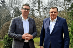 Vučić uručuje Dodiku vakcine za Srpsku