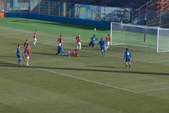 ( VIDEO) TUŽNA SCENA U VARAŽDINU: Fudbaleru pukle obe potkolenične kosti na utakmici! 