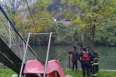 Pukao viseći most, turisti iz BiH završili u nabujaloj Moravi, utopile se dvije žene /VIDEO/