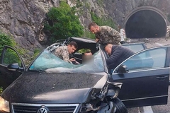 Vojnici Oružanih snaga spasili vozača u teškoj nesreći kod tunela Salakovac