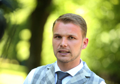 Nakon sastanka sa Palmerom, Stanivuković je posjetio njega "Dolazak u Sarajevo je nezamisliv, bez odlaska kod našeg Seje Brajlovića"