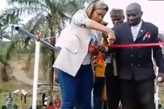 Srušio se tek izgrađeni most dok je sječena svečana vrpca /VIDEO/