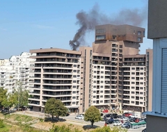 Veliki požar u Tuzli: Gori stan, vatrogasci na terenu