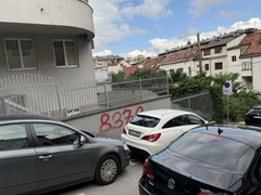 Grafiti na ambasadama Mađarske i Slovačke u Sarajevu: Vandalizam zbog glasanja u UN? (FOTO)