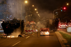 Burna noć u Srbiji: Policija bacala suzavac i dimne bombe na demonstrante, Vučić ponovo zaprijetio