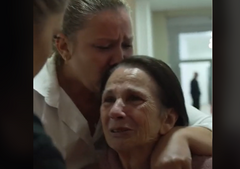 Pogledajte emotivni snimak iz Peći: Ćerka izvodi majku iz doma u kom su je mučki tukli, ljubi je u glavu i vodi do auta (VIDEO)