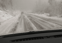 SNIJEG OTEŽAO SAOBRAĆAJ Preko Romanije šleperima potrebni lanci