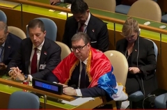 Vučić ogrnuo zastavu Srbije u UN