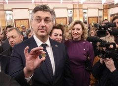 Hrvatski premijer iz česnice izvukao kovanicu sa likom Nikole Tesle