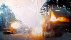 ZASTRAŠUJUĆI SNIMAK IZ UKRAJINE: Ruski oklopnjak naletio na ukrajinsku artiljerijsku kolonu, sa nekoliko metara raznio metu (VIDEO)