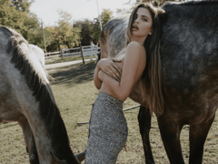 "SAVRŠENA I BEZ MANE" Milica Pavlović poziranjem bez grudnjaka zapalila društvene mreže