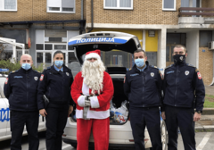 “DA SVAKO DIJETE SRPSKE BUDE NASMIJANO” Policajci na Dan Republike obradovali najmlađe