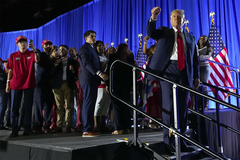 Tramp proslavio 78. rođendan uz tortu i kritike na račun Bajdena (VIDEO)