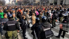 BLOKIRAN AUTO-PUT NA NOVOM BEOGRADU: Aktivisti opozicije prave haos, policija uspostavlja red ( FOTO )