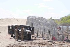 Drama sve veća na granici u Teksasu : Pogledajte juriš migranata na zaštitni zid (VIDEO)