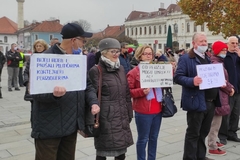 Protest u Tuzli: Bijeli hljeb političarima, kontejneri penzionerima