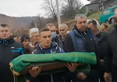 "Da se nikada i nikome ne ponovi" Posljednji oproštaj oca od kćerkice Džene na groblju PARA DUŠU