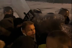 Napetost na vrhuncu u Banjaluci: Policija štitovima spriječila Stanivukovića da uđe na gradski parking (VIDEO)