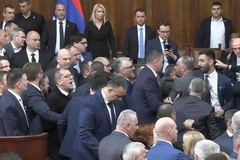 Incident u Skupštini, opozicija prekinula Vučićevo obraćanje (video)