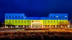 Ambasada SAD u Sarajevu u bojama Ukrajine