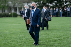 Da li Tramp može da pomiluje samog sebe