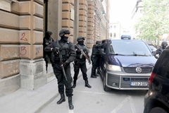 Policija pretresa 14 lokacija na području Kaknja zbog droge i oružja