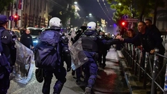 Fotografija iz Beograda privukla pažnju: Policajac pružio ruku učesniku slavlja nakon izborne pobjede