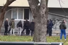 Čovjek iskočio kroz prozor i motkom nasrnuo na učenike (VIDEO)