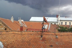 Olujni vjetar bio nemilosrdan u Bihaću: Letjeli crijepovi s krovova