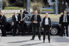 Čeliče policijske redove za zaštitu političara