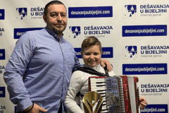Mladom harmonikašu čast što promoviše RS i BiH