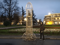 "POKLON VLASTIMA" Zasijala skulptura u obliku muškog polnog organa u centru Beograda