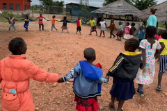Nevjerovatan snimak: Djeca u Africi igraju “Ringe ringe raja” (VIDEO)