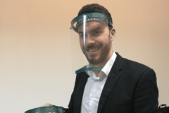 ROBOTSKA RUKA ČEKA DA PROĐE VIRUS Humani inovator iz Brčkog sada proizvodi maske i vizire