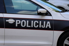 Dvojica mladića teško povrijeđena u sudaru motora i audija