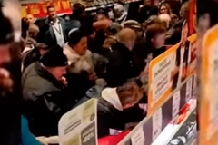 Nova "tuča" u marketu zbog jeftinog mesa: Otimali se za plećku na akciji (VIDEO)