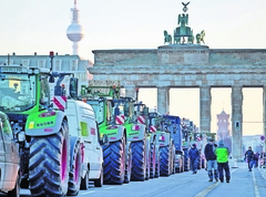 Poljoprivrednici i dalje blokiraju ceste širom Njemačke (VIDEO)