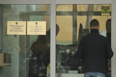 OPTUŽNICA PROTIV TRI OSOBE Prevozili 18 ilegalnih migranata od Sarajeva do Velike Kladuše
