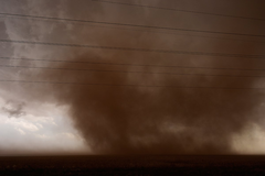Lovci na oluje snimili trenutak kada tornado prolazi pokraj duge (VIDEO)