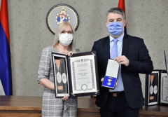 “Podstrek da nastavimo raditi na najbolji način” Šeranić uručio odlikovanja direktorima 25 DOMOVA ZDRAVLJA