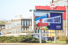 U Zagrebu osvanuo predizborni plakat s jugoslavenskom zastavom i duginim bojama