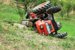 Poginuo traktorista, prignječio ga traktor dok je orao njivu